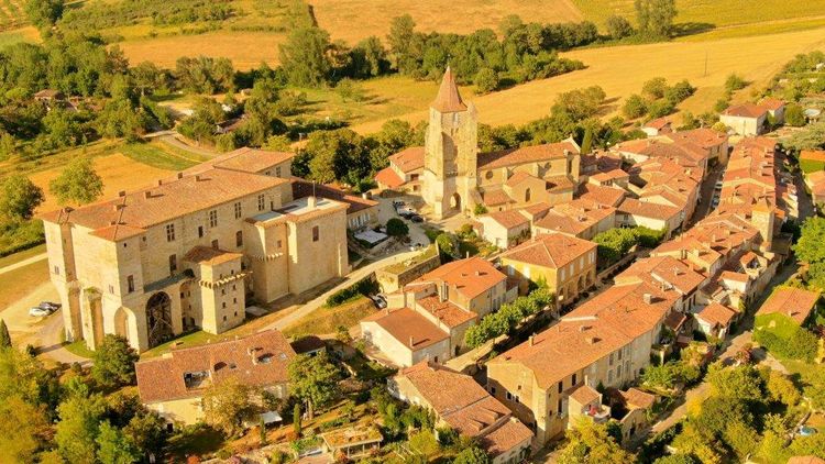 Vue du village de Lavardens et son château depuis un drone